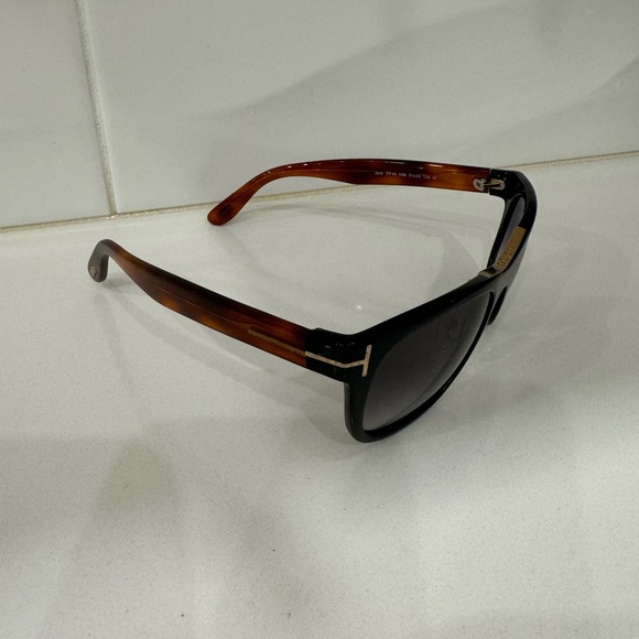 Brand new authentic TOMS FORD sunglasses with case - Picture 2 of 3